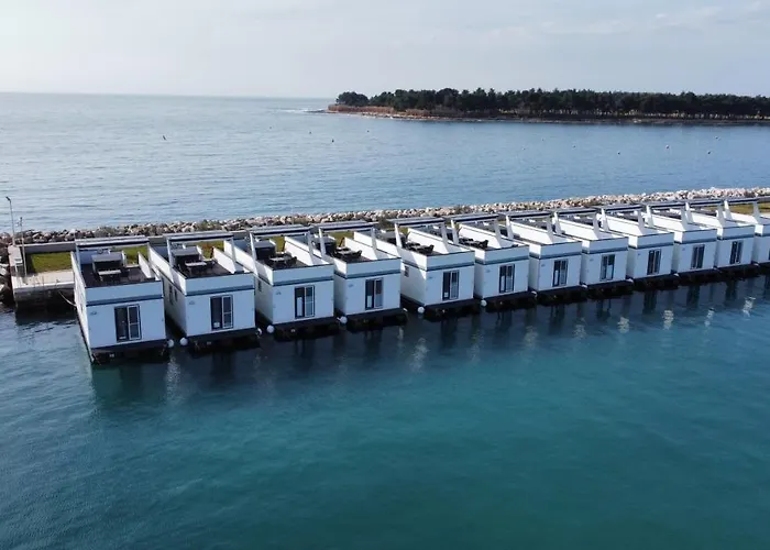 The Sea Lodges Novigrad - Bootshaus Floating Sea House