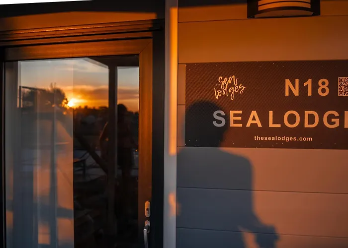 The Sea Lodges Novigrad - Bootshaus Floating Sea House
