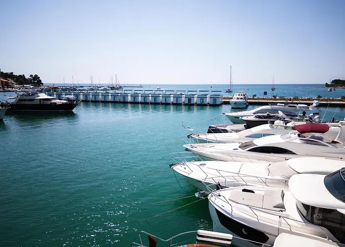 The Sea Lodges Novigrad - Bootshaus Floating Sea House