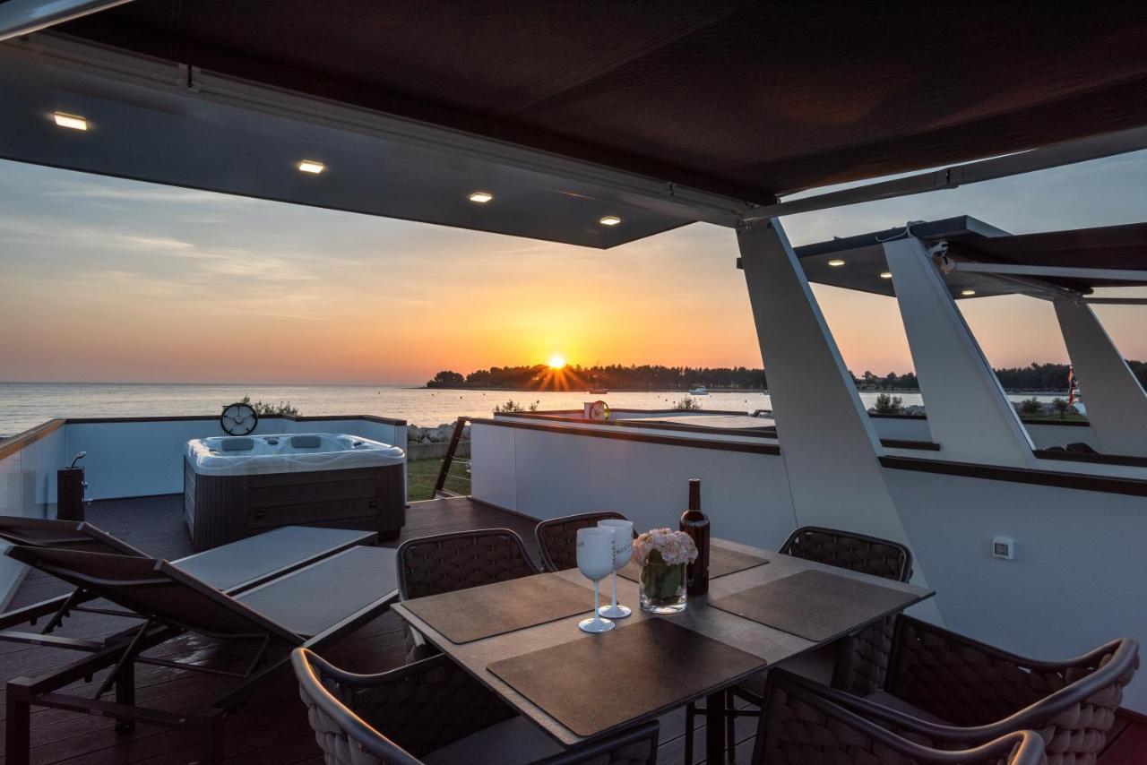 Botel The Sea Novigrad - Bootshaus Floating Sea House *