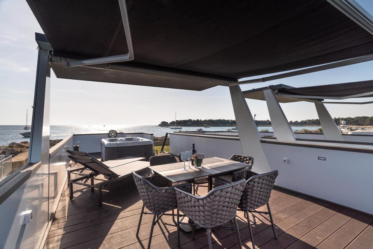 Botel The Sea Novigrad - Bootshaus Floating Sea House