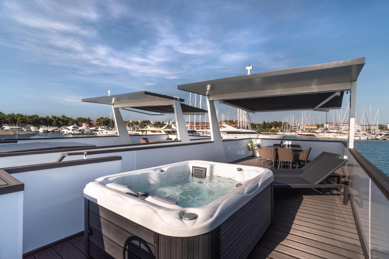 The Sea Novigrad - Bootshaus Floating Sea House