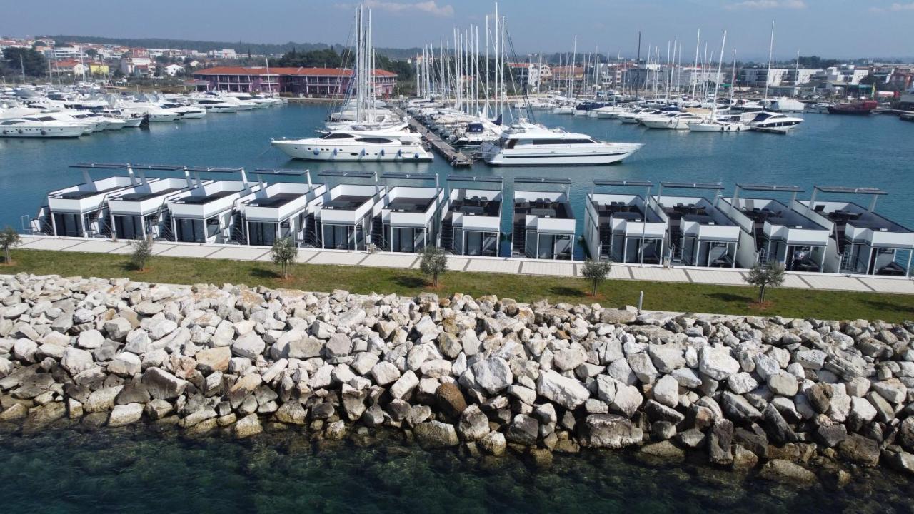 The Sea Novigrad - Bootshaus Floating Sea House Botel
