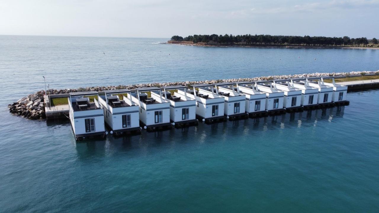 The Sea Novigrad - Bootshaus Floating Sea House