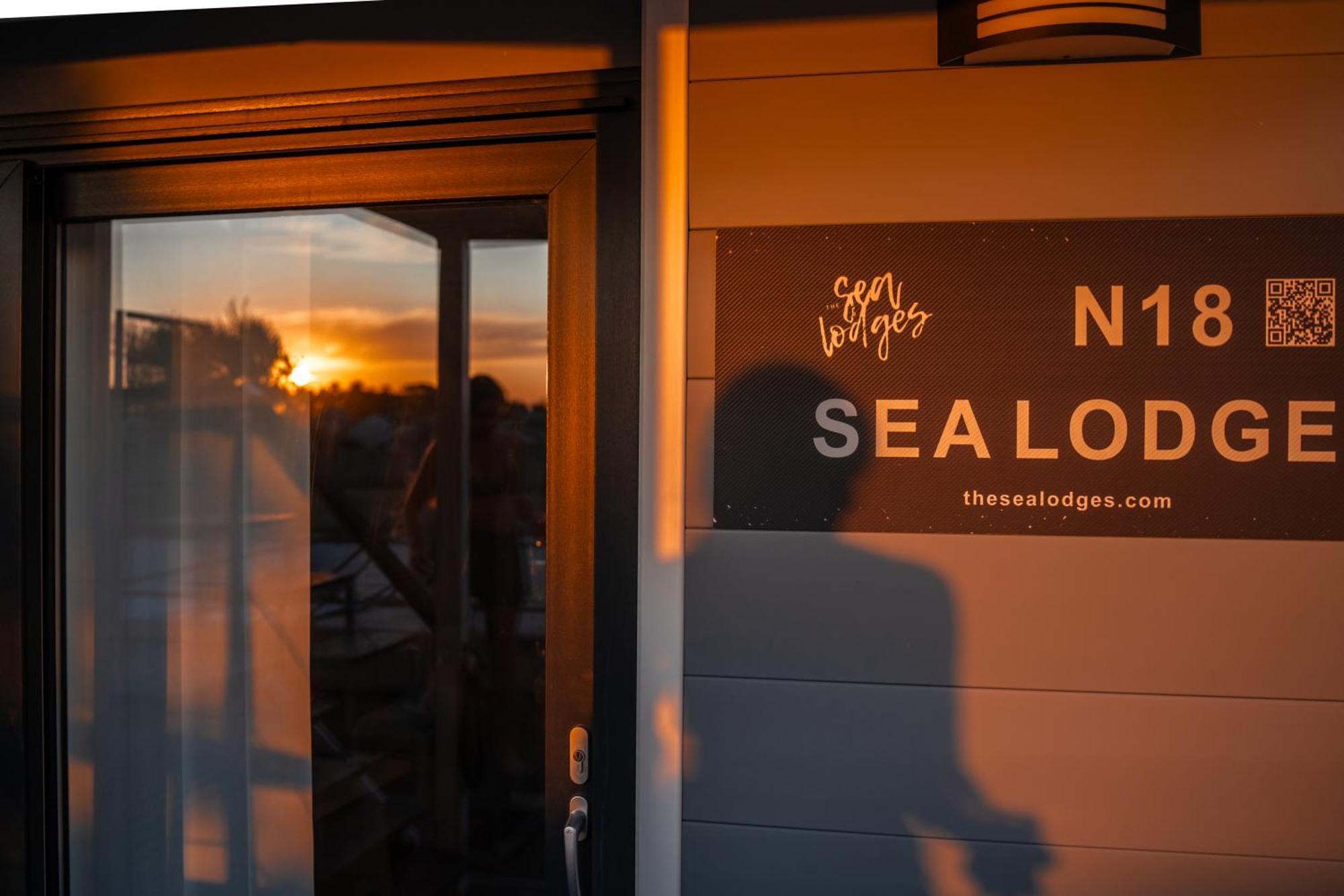The Sea Novigrad - Bootshaus Floating Sea House Botel *