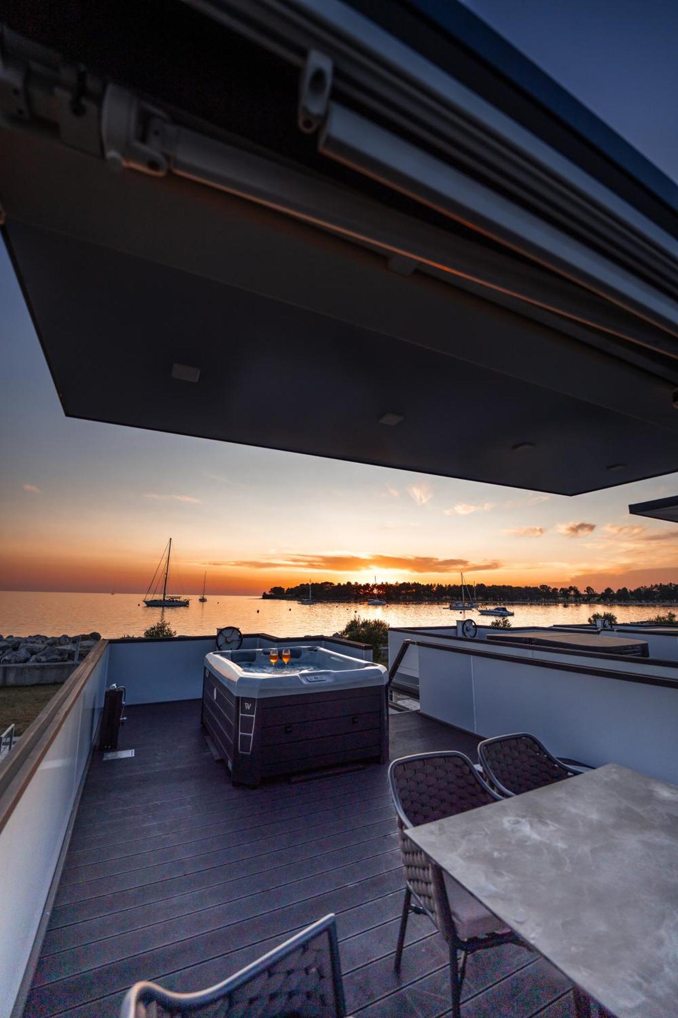 The Sea Novigrad - Bootshaus Floating Sea House