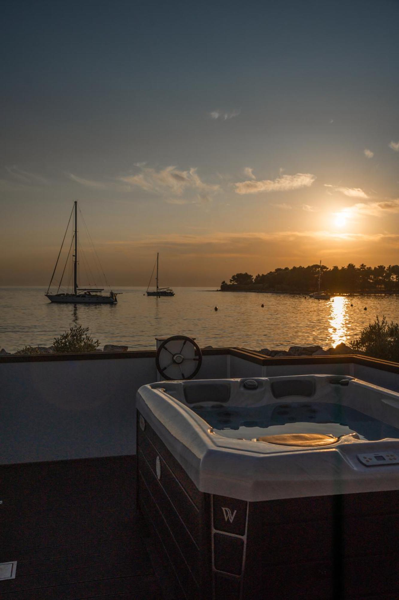 The Sea Novigrad - Bootshaus Floating Sea House Botel