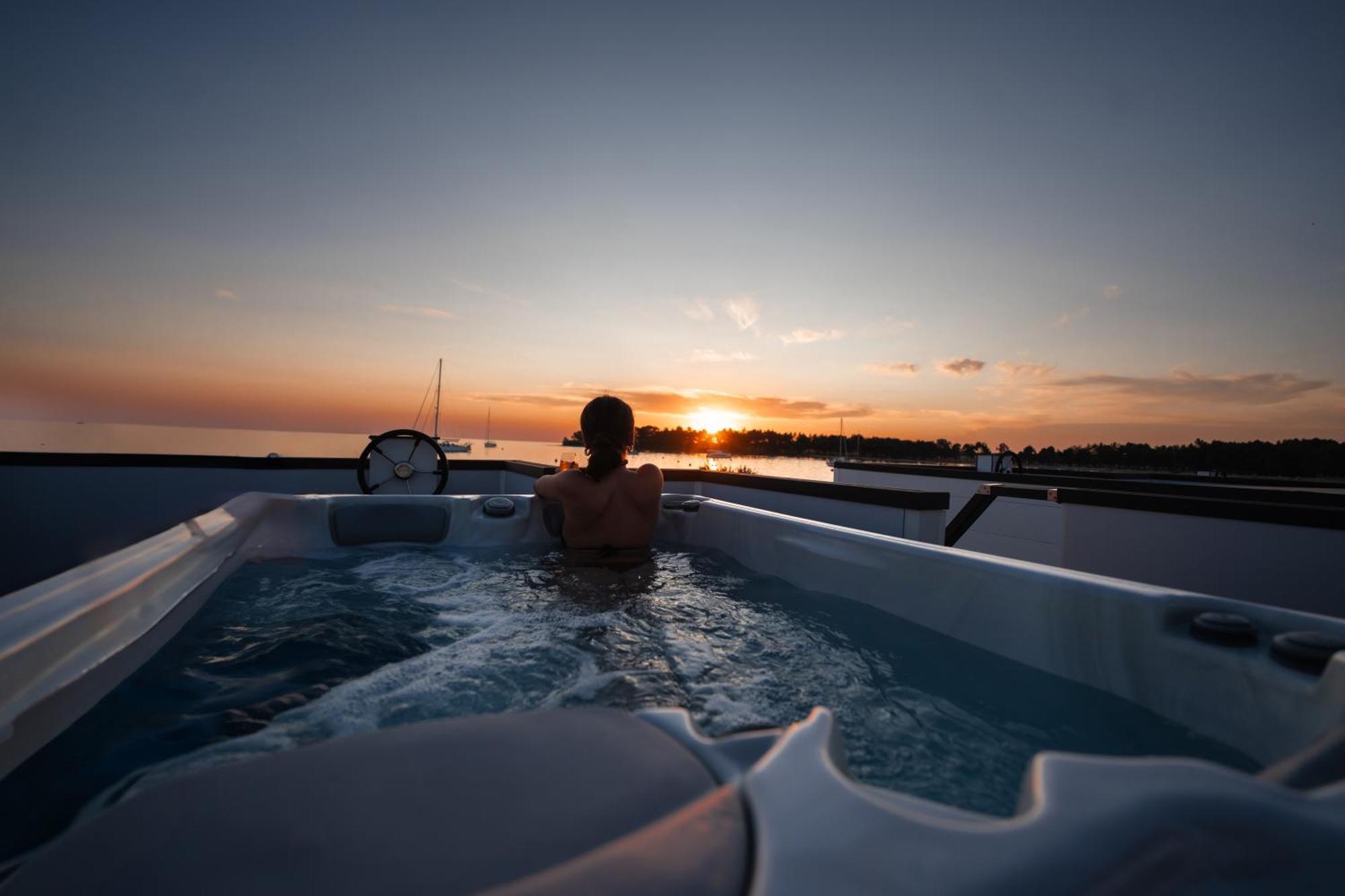 Botel The Sea Novigrad - Bootshaus Floating Sea House *