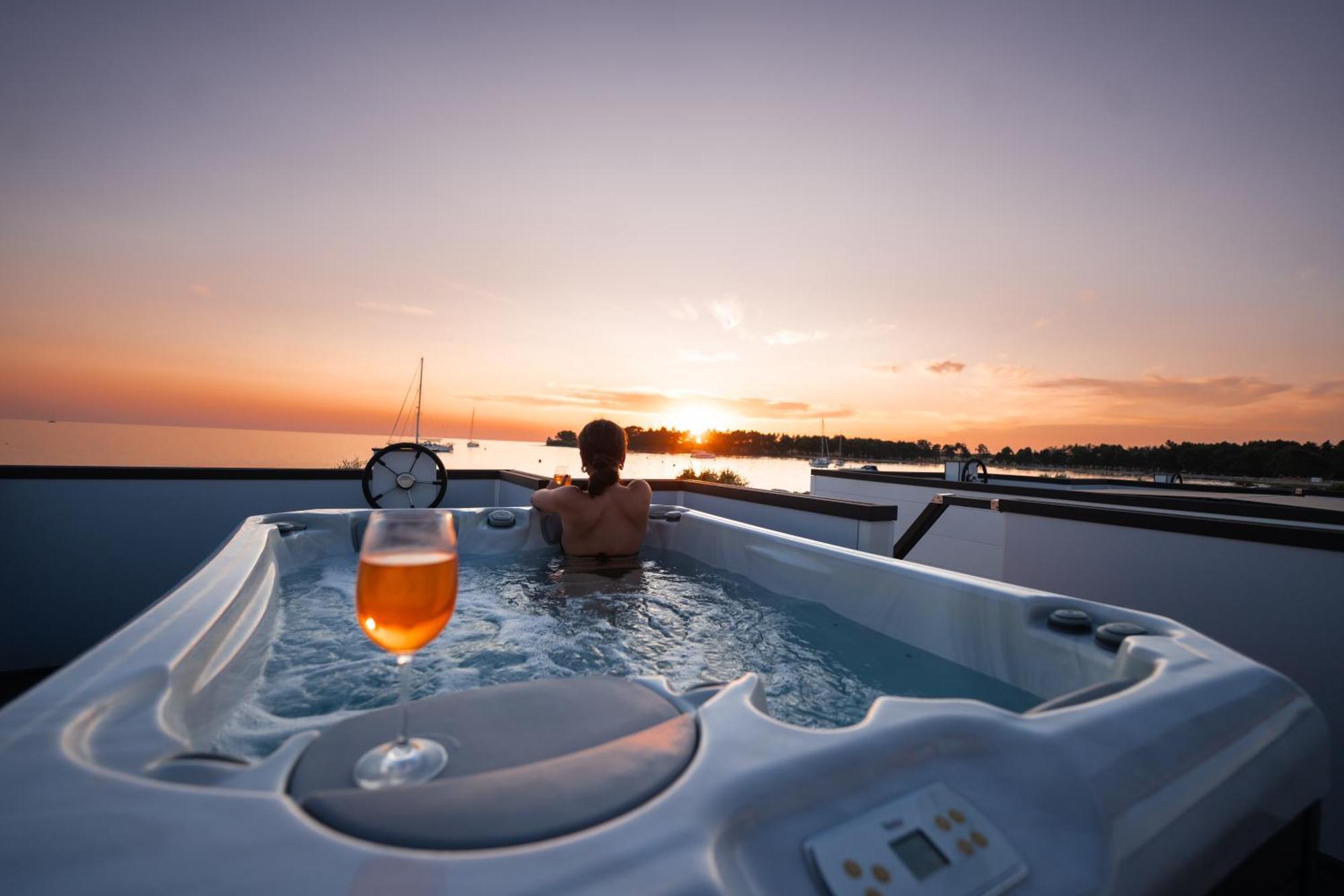 The Sea Novigrad - Bootshaus Floating Sea House Botel Novigrad (Istria)